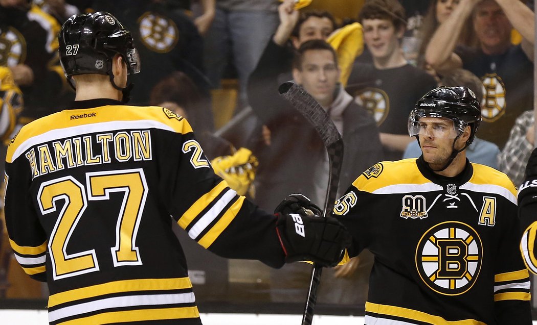 Dougie Hamilton (vlevo) gratuluje ke gólu Davidu Krejčímu