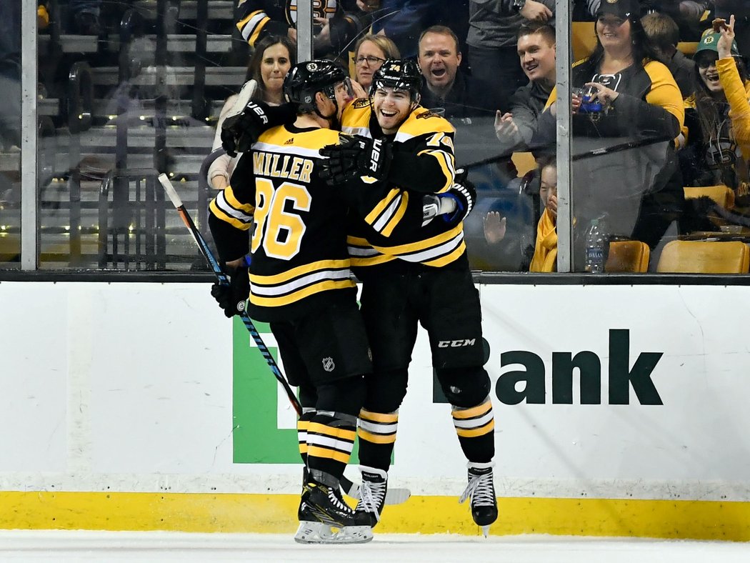 Bostonský útočník Jake DeBrusk se raduje ze vstřelené branky proti Floridě