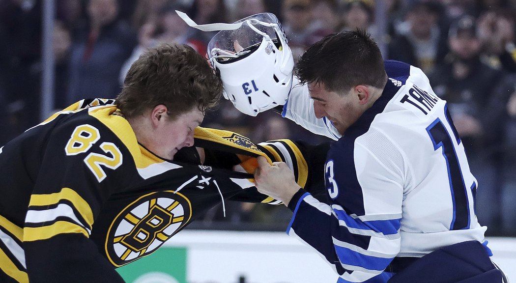 Trent Frederic si v prvním zápase v NHL podal Brandona Taneva z Winnipegu