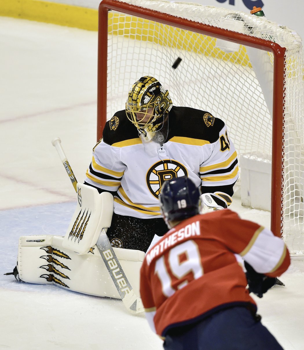 Jeden z pěti gólů Floridy do sítě Bostonu dal i obránce Mike Matheson