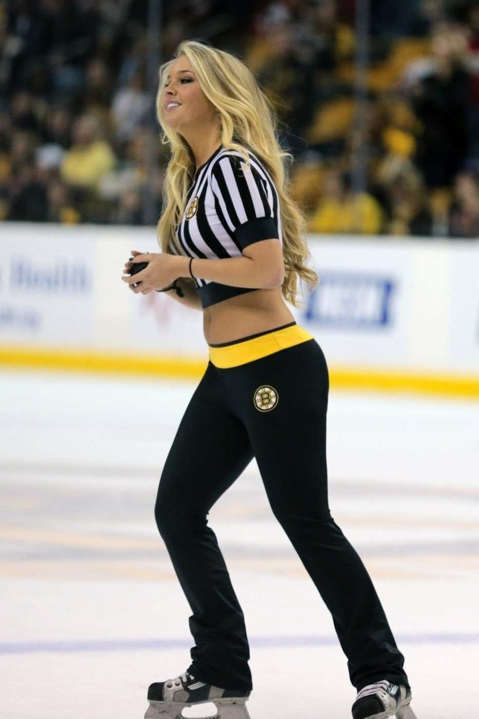V Bostonu navlékli své ice girls do últých rozhodčovských dresů