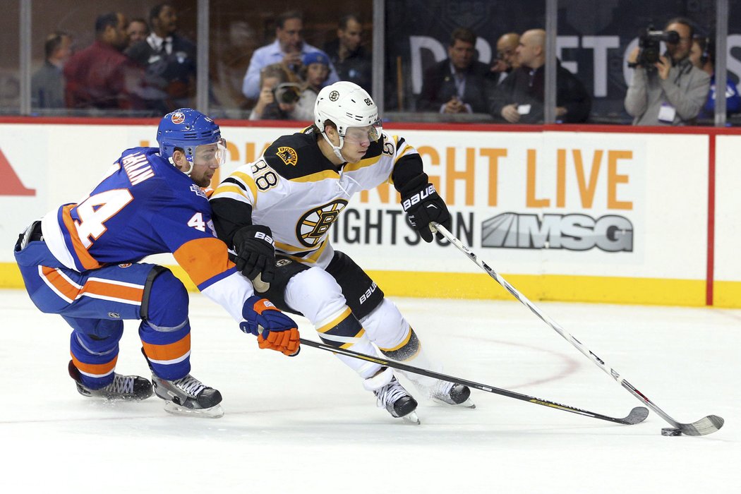 David Pastrňák (vpravo) v dresu Bostonu v zápase s New York Islanders