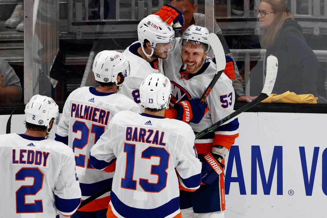 Hokejisté New York Islanders srovnali sérii s Bostonem v 2. kole play off NHL na 1:1 na zápasy