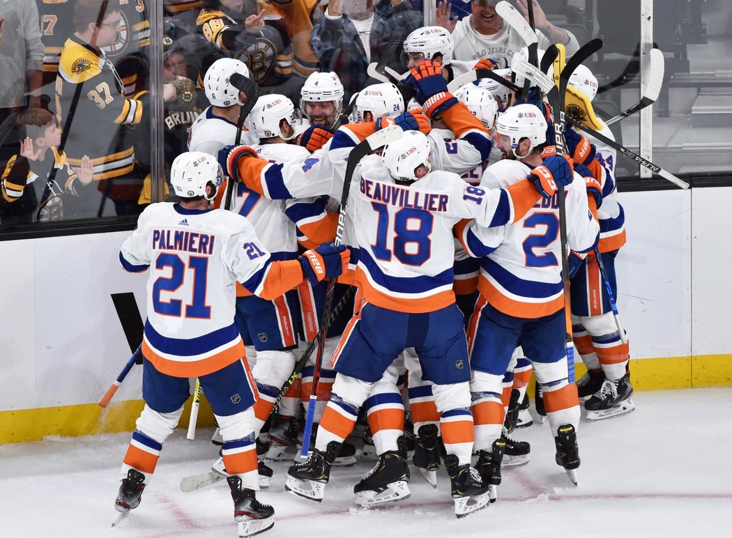 Hokejisté New York Islanders srovnali sérii s Bostonem v 2. kole play off NHL na 1:1 na zápasy