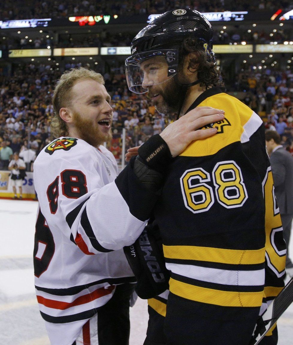 Patrick Kane a Jaromír Jágr při podávání rukou.