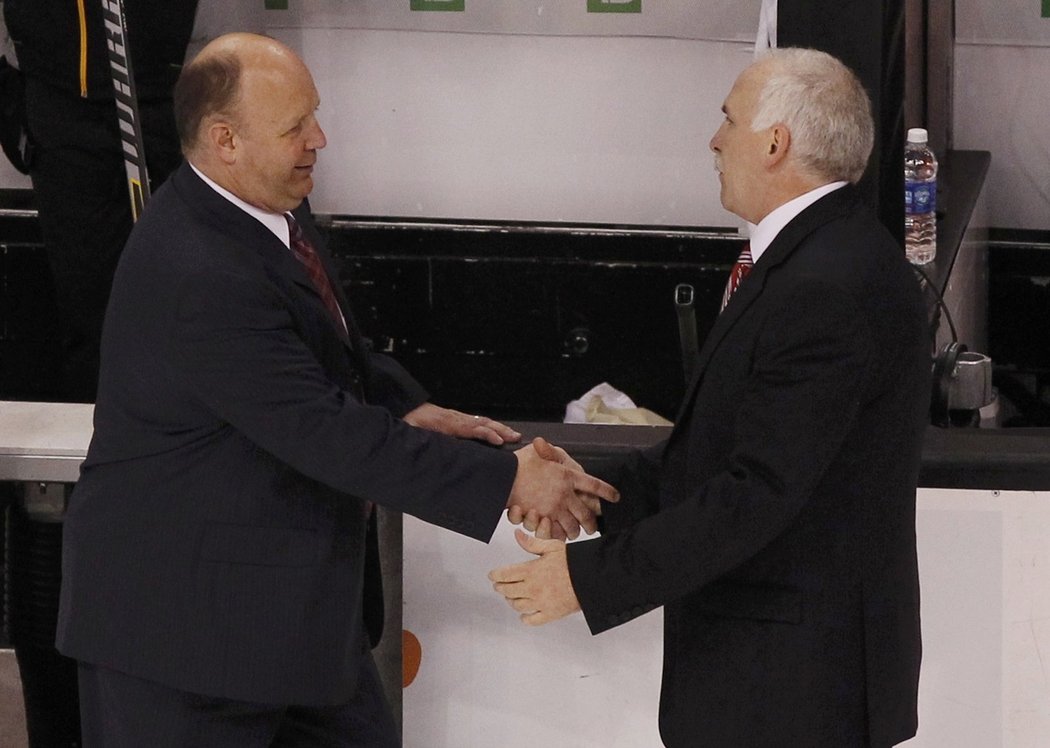 Trenéři Claude Julien a Joel Quenneville si jako důstojní soupeři gratulují.