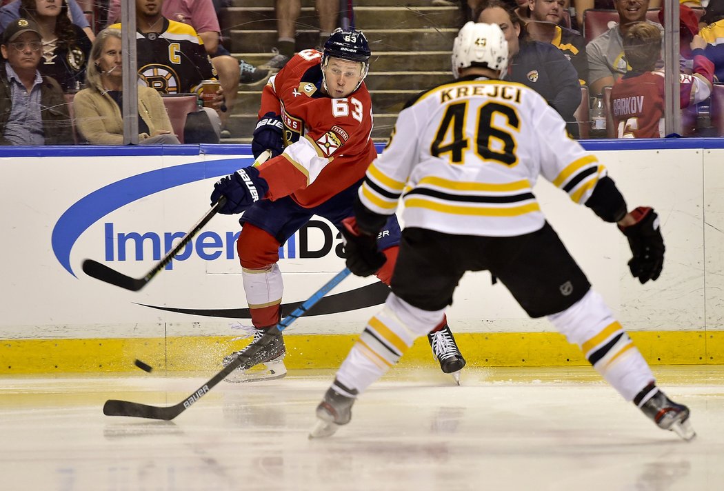 Jevgenij Dadonov posílá kotouč na branku Bostonu, všechno sleduje David Krejčí