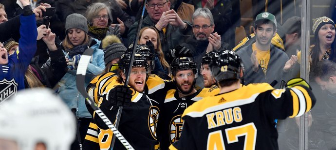 Hokejisté Bostonu se radují z trefy Davida Krejčího, který na startu třetí třetiny dokonal obrat na 3:2. Bruins nakonec vyhráli 5:4 v prodloužení