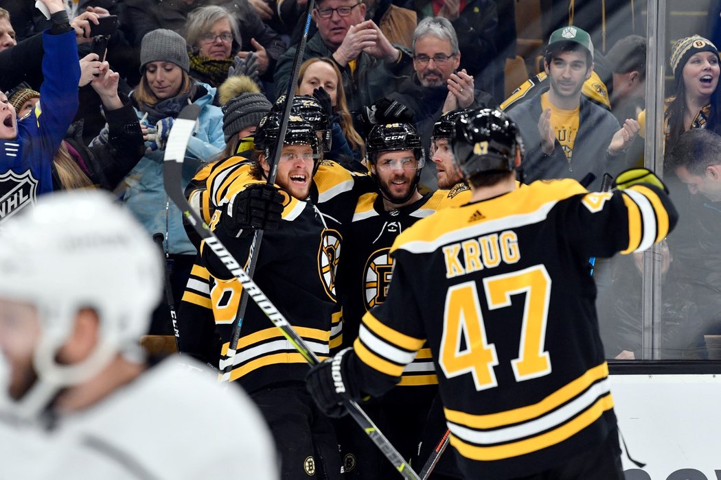 Hokejisté Bostonu se radují z trefy Davida Krejčího, který na startu třetí třetiny dokonal obrat na 3:2. Bruins nakonec vyhráli 5:4 v prodloužení