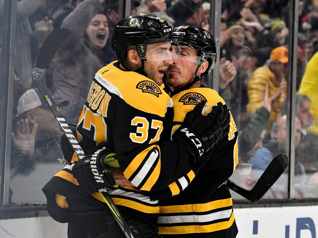 Patrice Bergeron (vlevo) byl největší hvězdou sobotního utkání proti Los Angeles, ke dvěma asistencím přidal vítězný gól v prodloužení