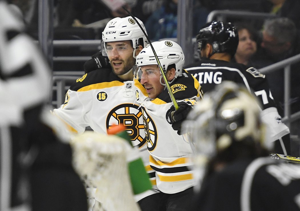 Brad Marchand a Patrice Bergeron se radují z gólu v síti Los Angeles