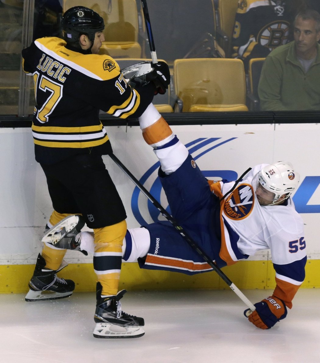 Milan Lucic srazil svého dlouholetého parťáka Johnnyho Boychuka, který byl před pár týdny vyměněn do NY Islanders.