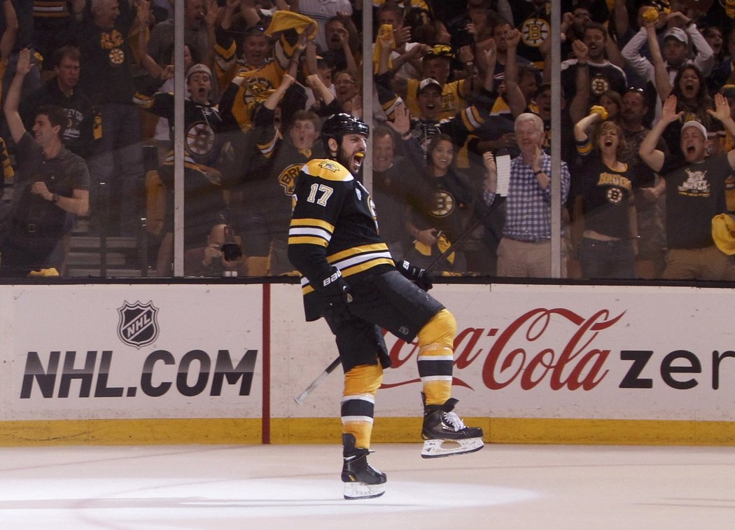 37. Milan Lucic (25 let) útočník, Boston/Kanada