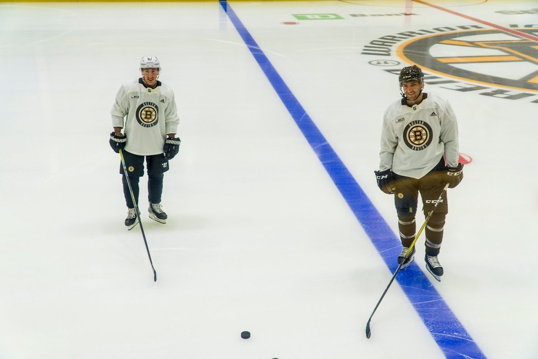 Patrice Bergeron a Brad Marchand na ledě po dlouhé pauze, kterou způsobila pandemie koronaviru.