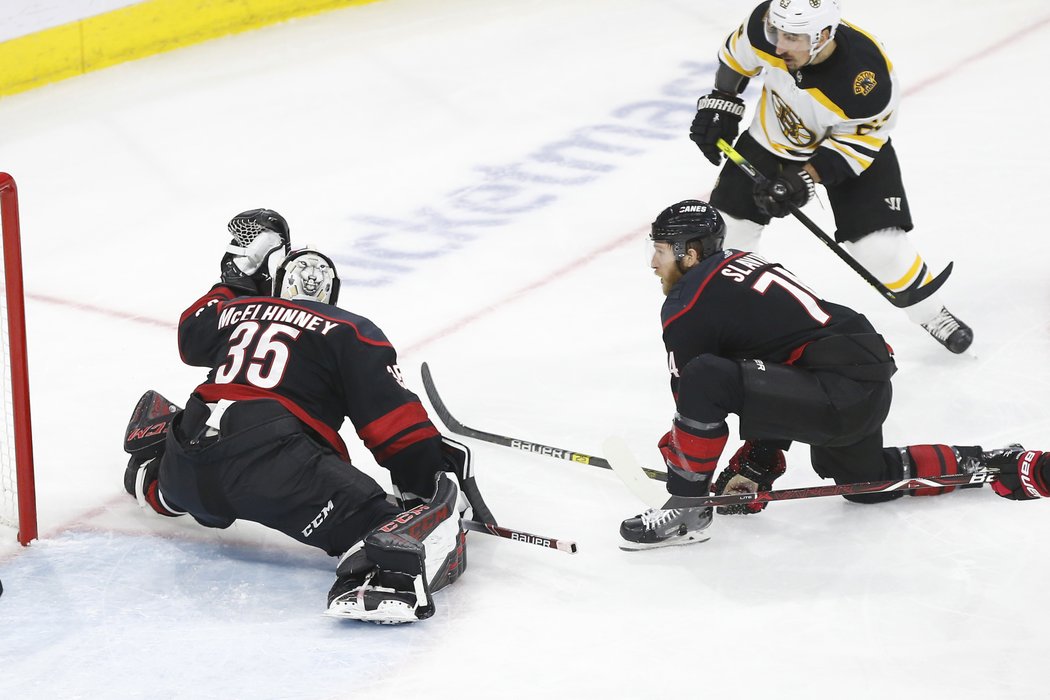 Curtis McElhinney chytil 19 střel včetně tohoto pokusu Brada Marchanda