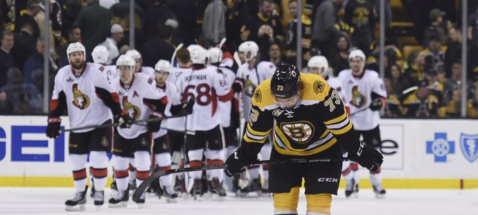 Zklamaný Charlie McAvoy, Boston prohrál s Ottawou už potřetí