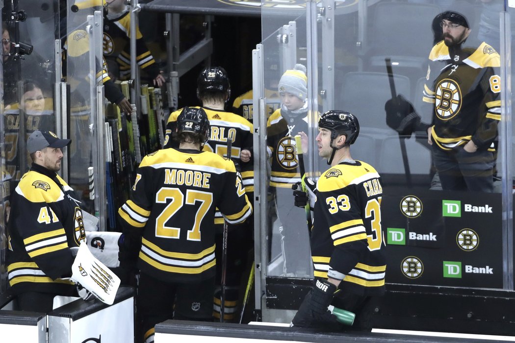 Zklamaní hokejisté Bostonu opouští domácí led TD Garden po prohře 1:2 v prodloužení s Columbusem.