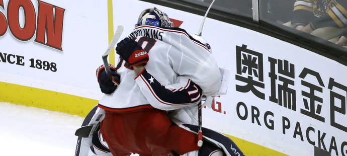 Brankář Blue Jackets Elvis Merzlikins podpořil výhru svého týmu a prodloužení bodové série na dvanáct utkání 25 úspěšnými zákroky.