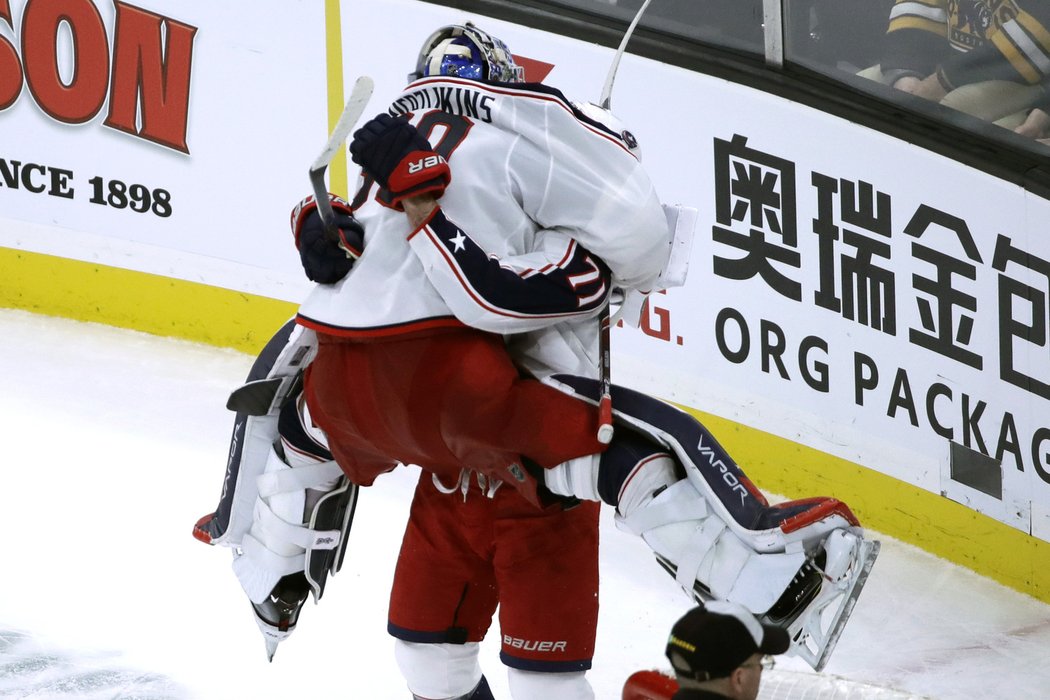 Brankář Blue Jackets Elvis Merzlikins podpořil výhru svého týmu a prodloužení bodové série na dvanáct utkání 25 úspěšnými zákroky.