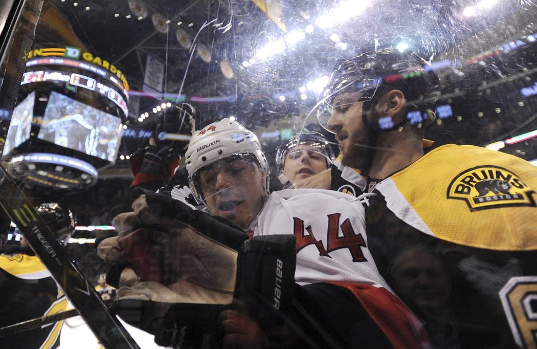 Jean-Gabriel Pageau a Colin Miller v pořádné tlačenici