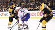 Peter Cehlárik dostává přihrávku od Davida Pastrňáka během přípravného zápasu Bostonu Bruins s Montreal Canadiens