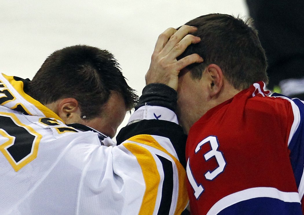 První bitka Davida Krejčího (vlevo) v NHL - vybral si montrealského Micheala Cammalleriho