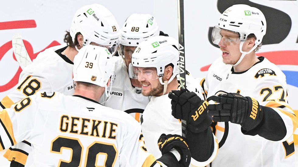 Bostonští David Pastrňák a Pavel Zacha se radují z gólu v utkání proti Bostonu