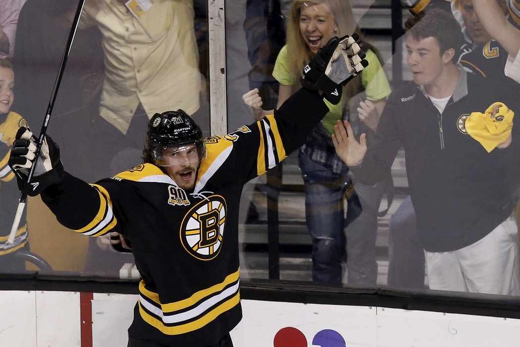 Loui Eriksson slaví svůj gól do sítě Montrealu. Bruins vedou v sérii 3:2