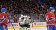 Hokejisté Bostonu slaví gól Pavla Zachy v zápase proti Montrealu