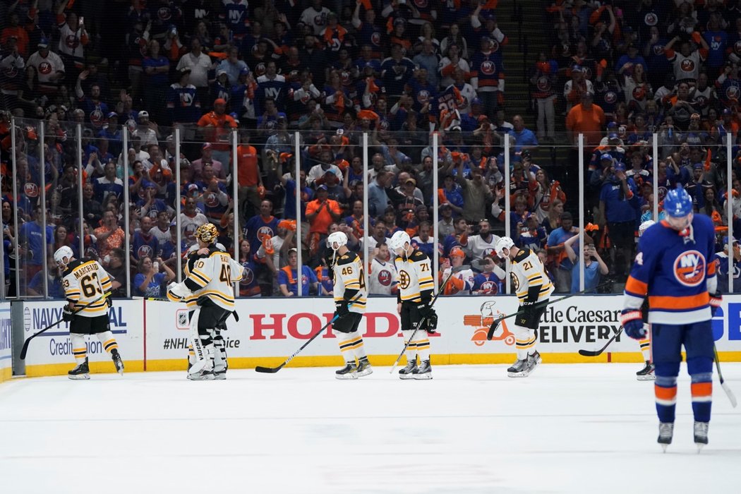 Hokejisté Bostonu prohráli šestý duel play off NHL na ledě New York Islanders 2:6 a skončila jim sezona