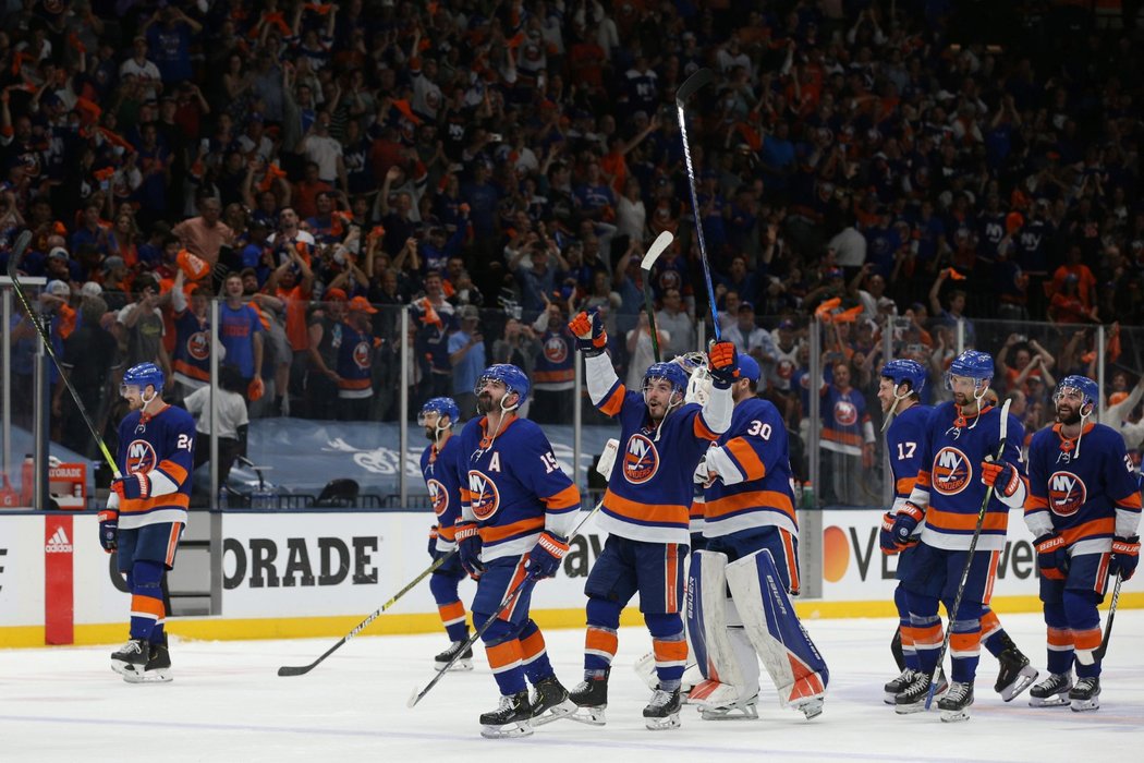 Hokejisté Bostonu prohráli šestý duel play off NHL na ledě New York Islanders 2:6 a skončila jim sezona