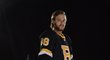 David Pastrňák pózuje v nové třetí sadě dresů Bostonu Bruins. Jak se vám líbí?