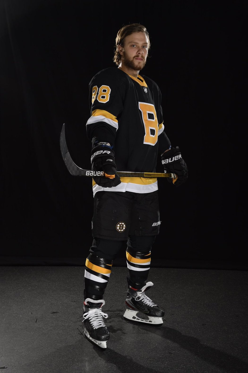 David Pastrňák pózuje v nové třetí sadě dresů Bostonu Bruins. Jak se vám líbí?