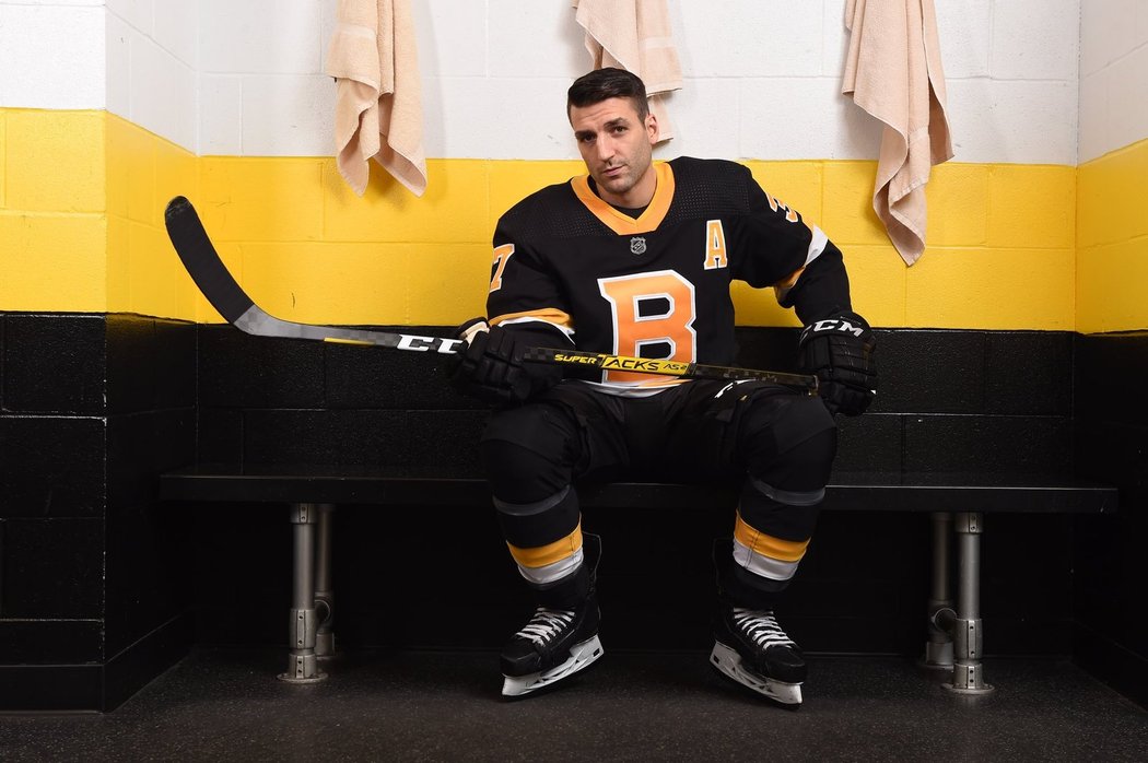 Patrice Bergeron v kabině před oficiálním focením nového dresu.