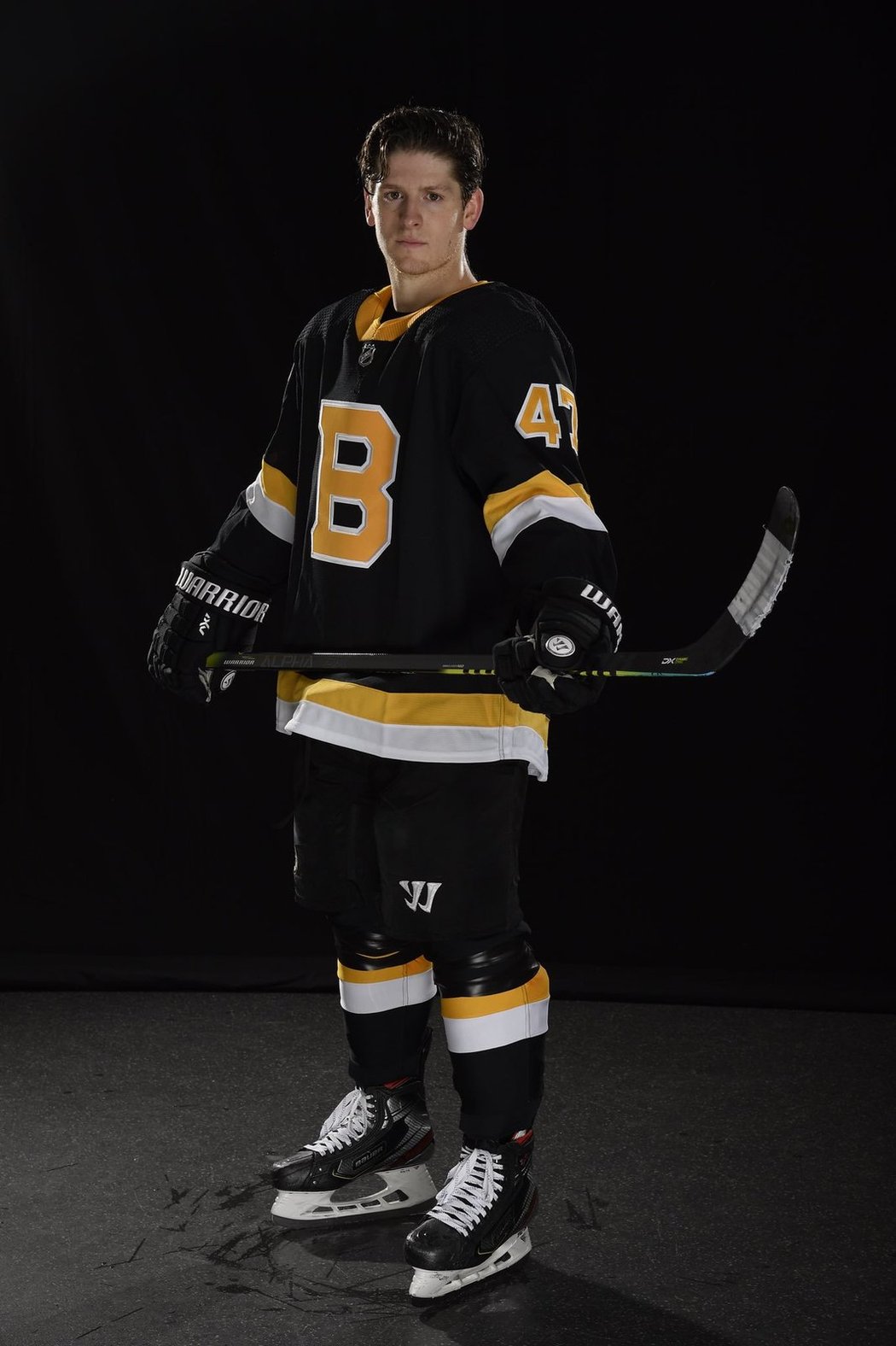 Hvězdný obránce Bostonu Torey Krug při oficiální prezentaci nové třetí sady dresů.