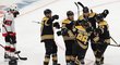 Hokejisté Bostonu slaví gól proti Ottawě