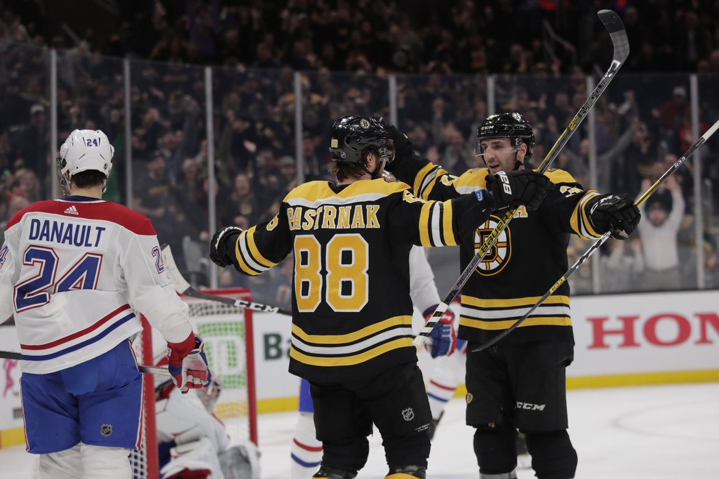 Patrice Bergeron gratuluje Davidu Pastrňákovi k další brance