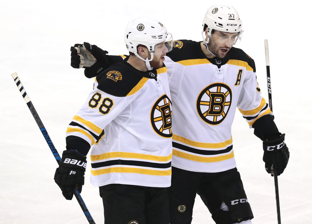 David Pastrňák a Patrice Bergeron slaví přesilovkovou trefu