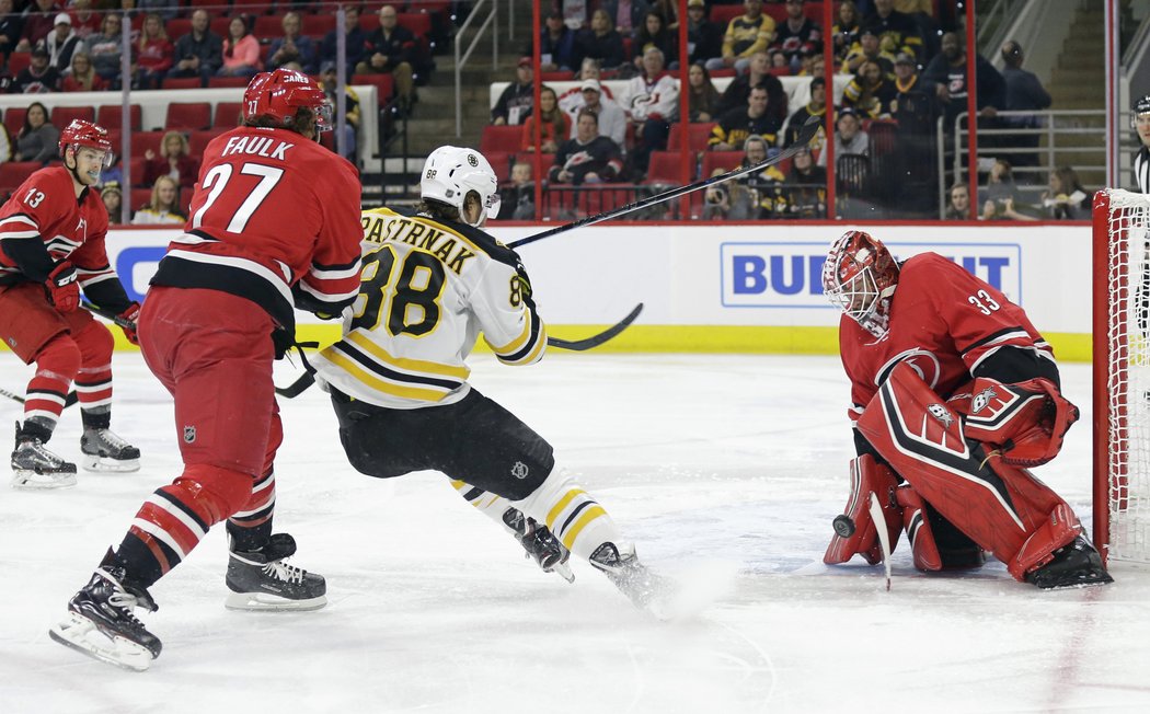 Scott Darling chytil 28 střel včetně této od Davida Pastrňáka