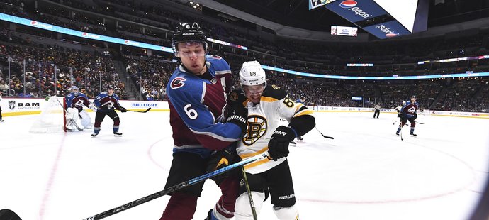 Erik Johnson přilétl na mantinel s Davidem Pastrňákem na zádech