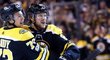 David Pastrnak se raduje se spoluhráčem Charlie McAvoyem