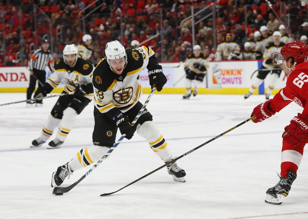 David Pastrňák ozdobil 200. start v NHL gólem, kterým přispěl Bostonu k výhře v Detrotu 3:2 v prodloužení.