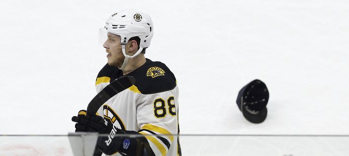 David Pastrňák slaví svůj první hattrick v NHL