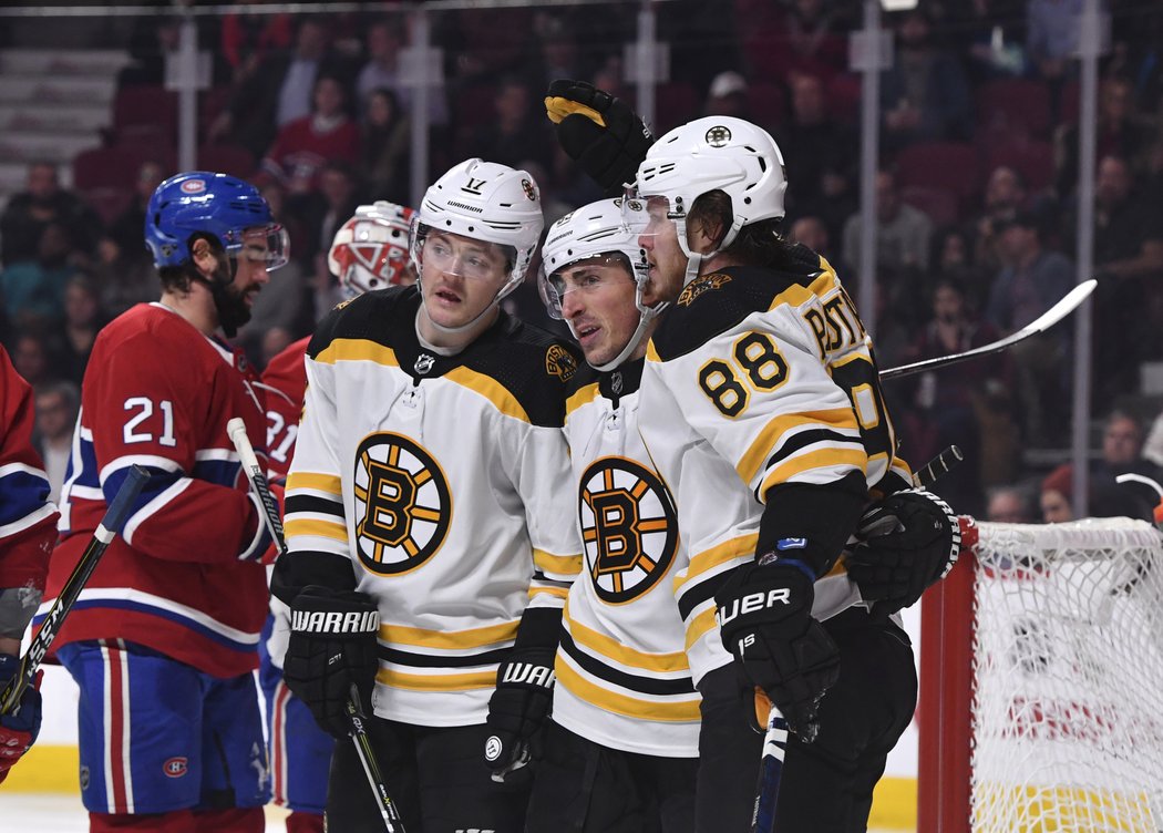 Ryan Donato, Brad Marchand a David Pastrňák slaví čtyřgólové vedení