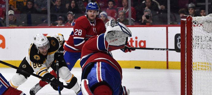 Obránce Jakub Jeřábek jen přihlíží, jak David Pastrňák posílá puk do klece Canadiens