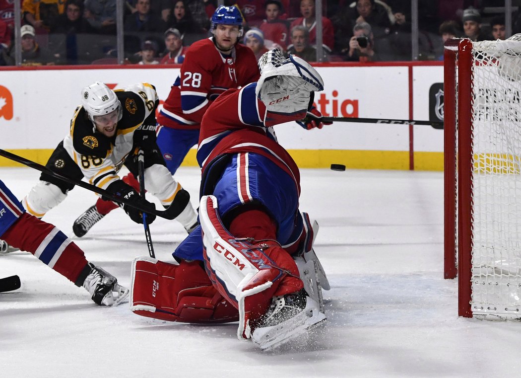 Obránce Jakub Jeřábek jen přihlíží, jak David Pastrňák posílá puk do klece Canadiens