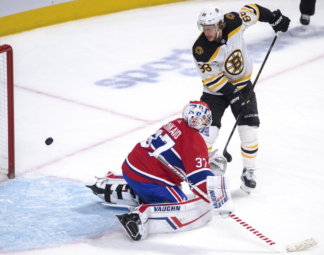 David Pastrňák kompletuje hattrick, na šikovnou teč byl brankář Canadiens Keith Kinkaid krátký.