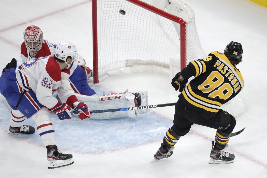 Carey Price nemá šanci, David Pastrňák právě zakončil hattrick