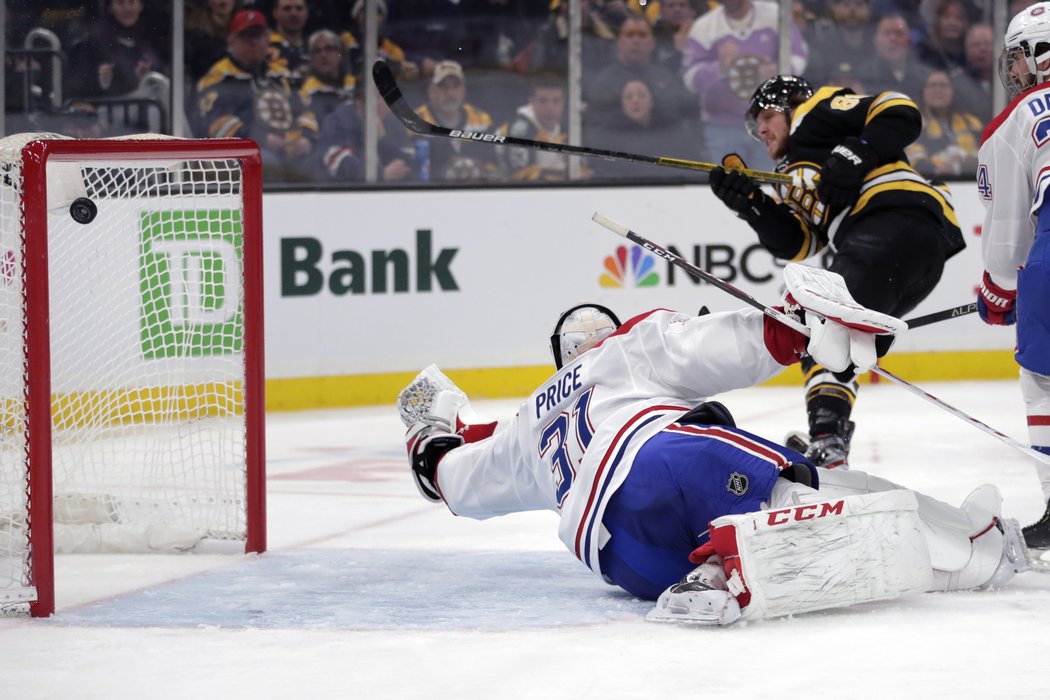 Carey Price nemá šanci, David Pastrňák právě zakončil hattrick