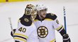 Tuukka Rask a David Pastrňák se radují z druhé výhry Bruins v sérii